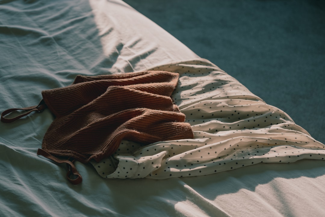 an-unmade-bed-with-a-blanket-on-top-of-it-xvfkwg4yoe0